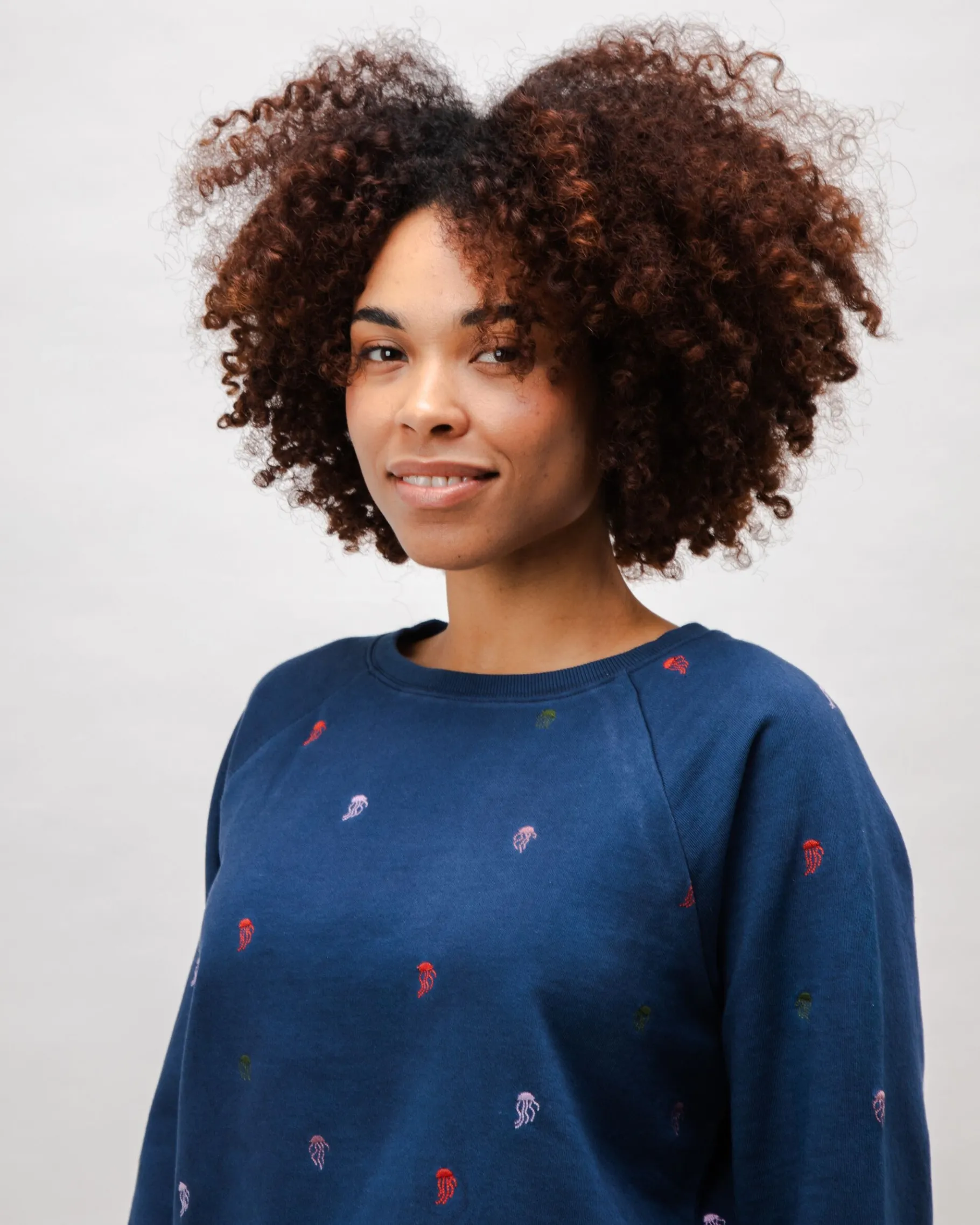 jellyfish_raglan_baumwollsweatshirt_marine_3.webp Jellyfish Raglan Baumwoll-Sweatshirt Marine-Brava Fabrics Cheap