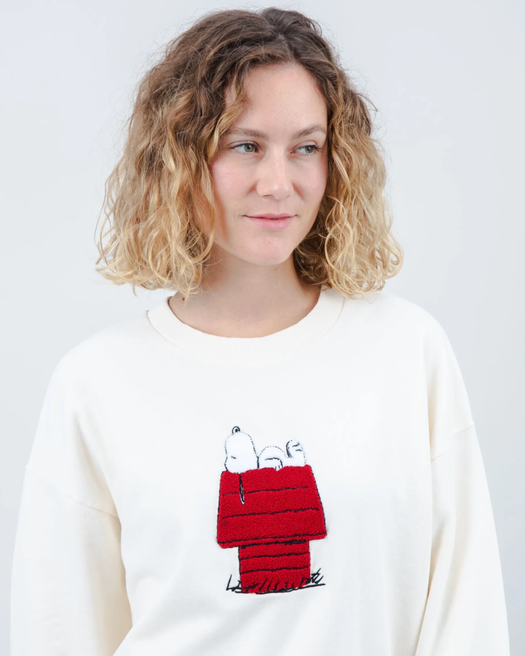 peanuts_snoopy_doghouse_sweatshirt_cream_3.webp Peanuts Snoopy Doghouse Sweatshirt Cream-Brava Fabrics Store